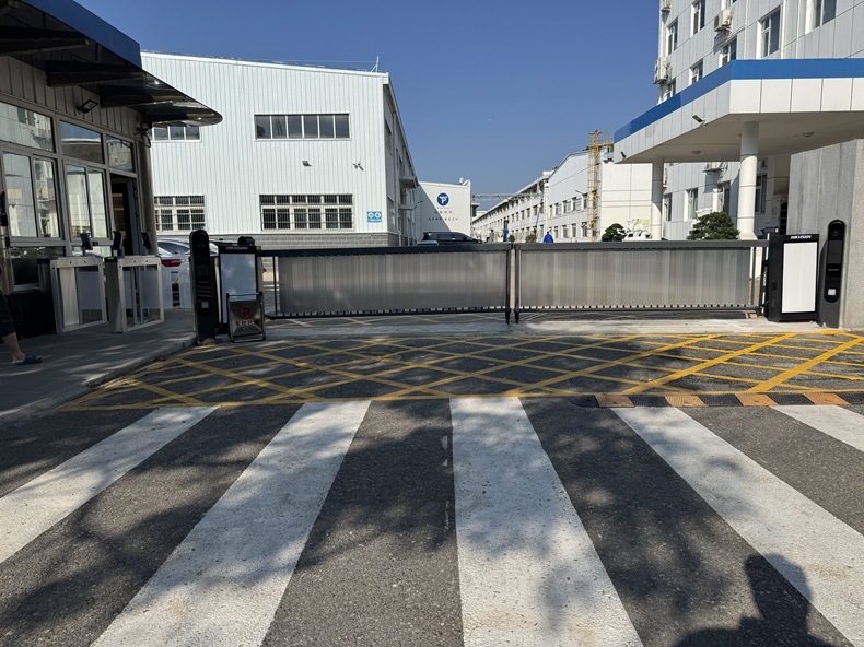 工厂大门人员及车辆出入管理系统